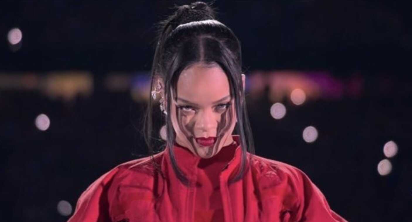 Rihanna vuelve al escenario con su presentación de medio tiempo en Super Bowl LVII