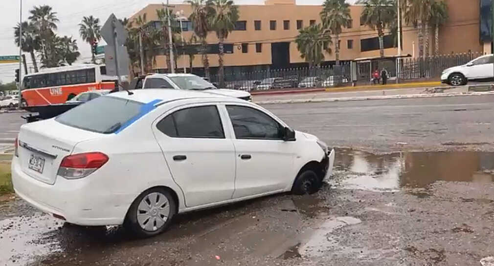 Cae automóvil a nuevo socavón en la colonia Palmar del Sol en Hermosillo