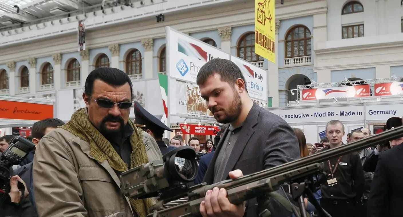 Putin otorga Orden de la Amistad al actor Steven Seagal