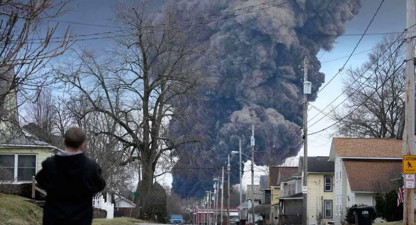 Frenan retiro de desechos del descarrilamiento de tren en Ohio