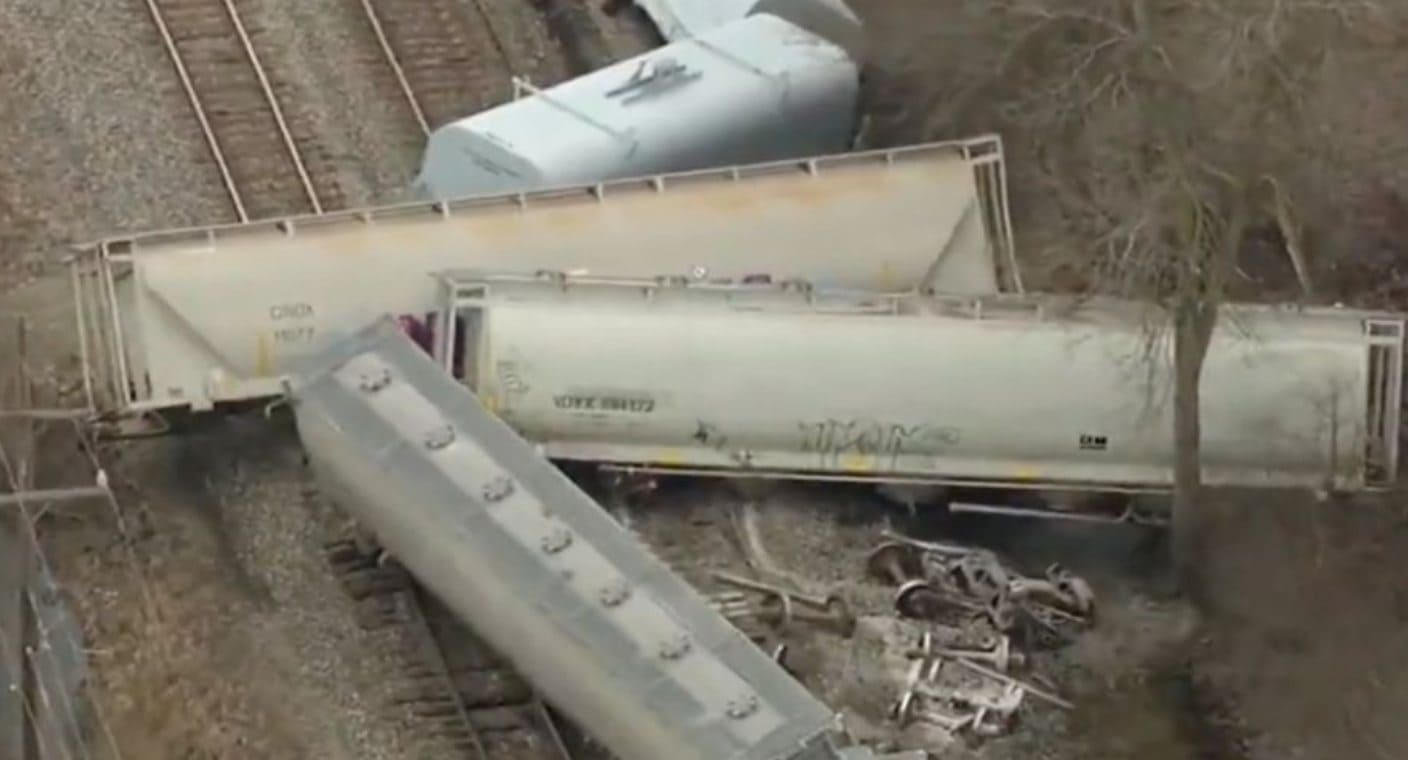 Ahora en Michigan, se descarila tren que transportaba material peligroso