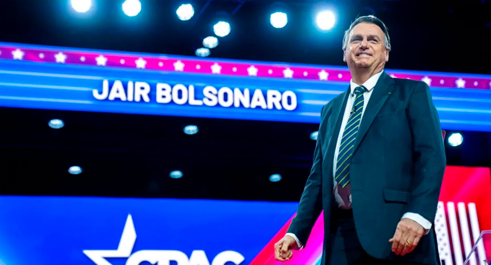 Bolsonaro regresa a Brasil tras estar en EEUU y lo reciben cientos de simpatizantes