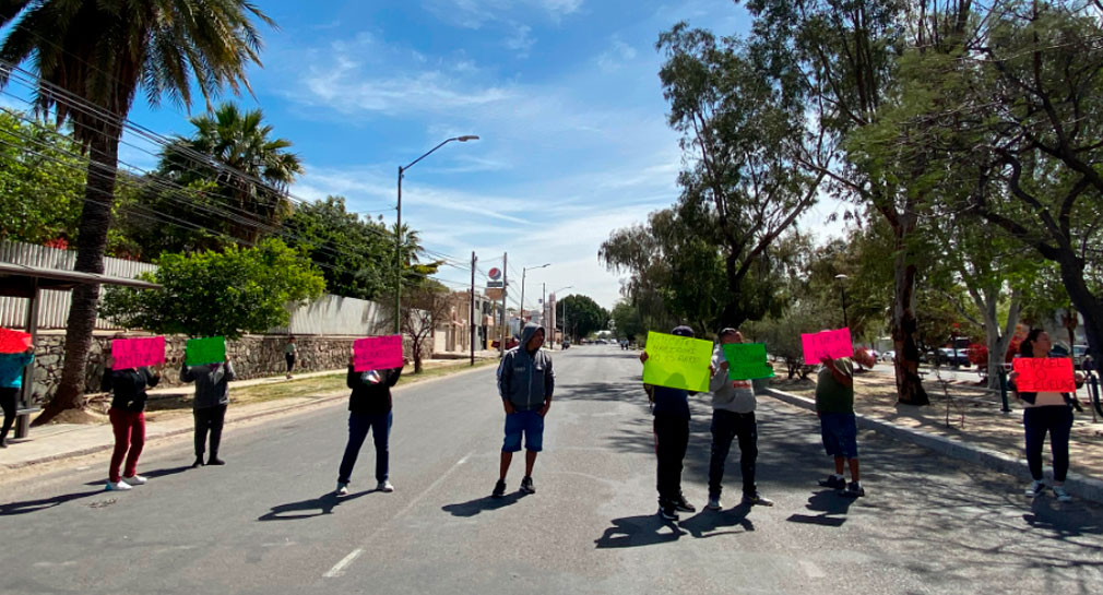 Padres se manifiestan contra colocación de lámina en Cecytes III Mariachi de Hermosillo, consideran es un riesgo para estudiantes