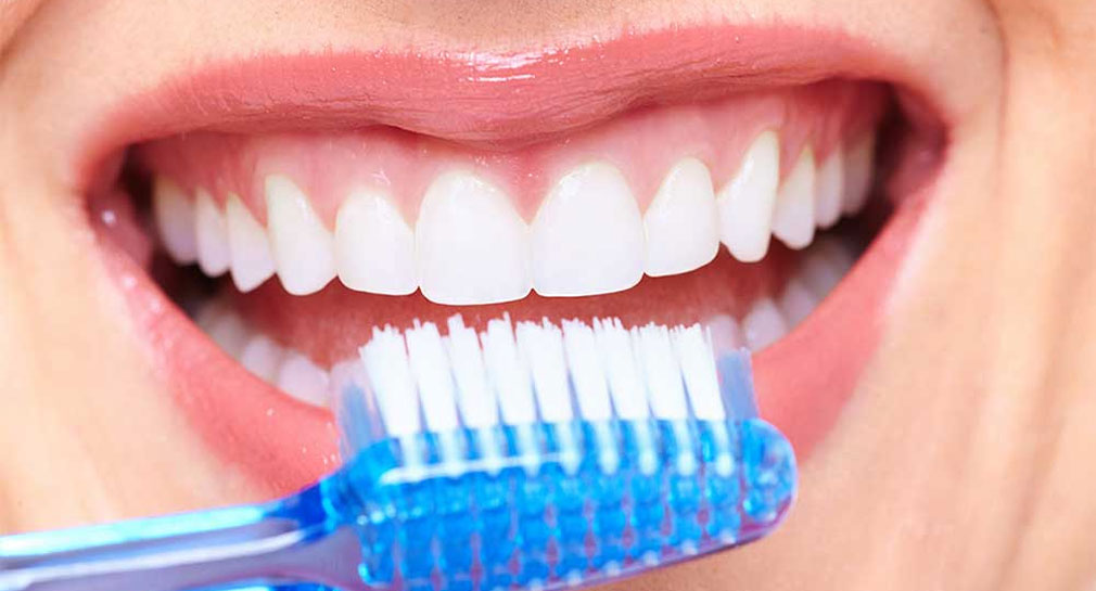 Experto advierte que dientes mal alineados aumentan el riesgo de caries