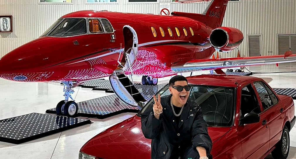 Eduin Caz, vocalista de Grupo Firme, presume compra de avión privado personalizado (GALERÍA)