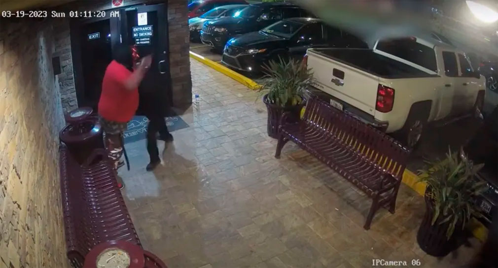 VIDEO: Guardia desarma a sujeto enmascarado que trató de entrar a club nocturno en Florida