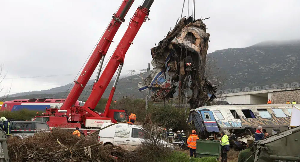 Sube a 57 cifra de muertos en Grecia por choque de trenes, sigue búsqueda de cuerpos