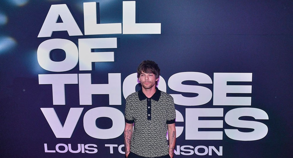 Fans de Louis Tomlinson abarrotan plaza comercial por estreno de “All those voices” en México