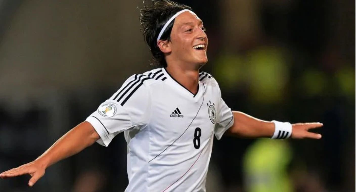 Se retira Mesut Özil, campéon del mundo con Alemania en Brasil 2014