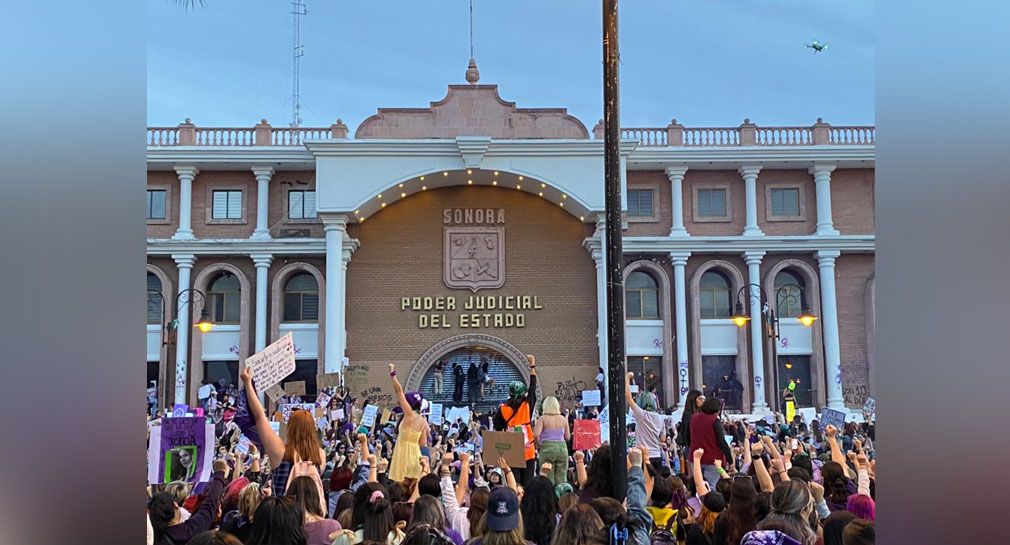“Los derechos de las mujeres no son negociables”: Colectivos feministas se pronuncian fuera del Poder Judicial en Hermosillo tras marcha 8M