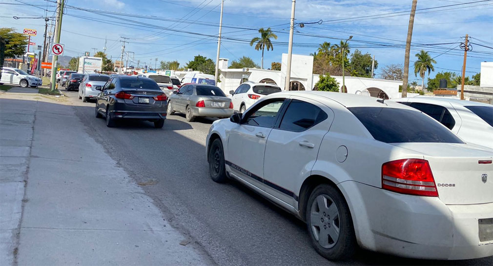 Larga fila de vehículos se registra en Reforma y Colosio, en Hermosillo, durante horas pico por reparaciones en calles