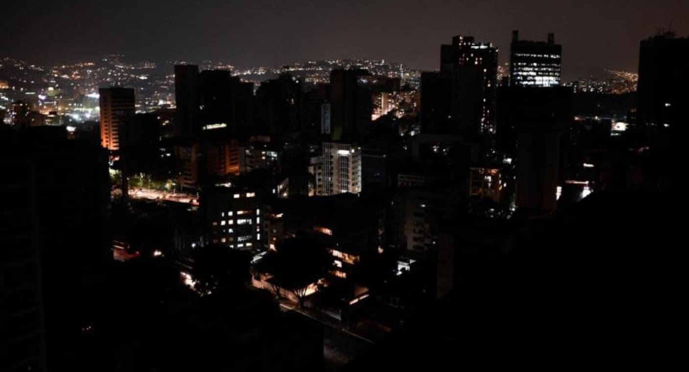Apagón deja sin electricidad a más de la mitad de Argentina