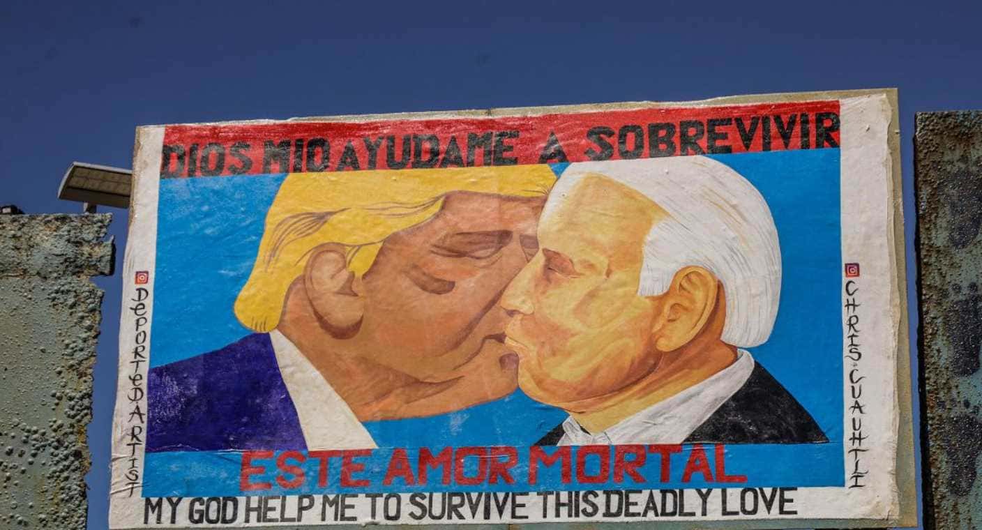 Colocan pintura en muro fronterizo; plasman beso entre Biden y Trump