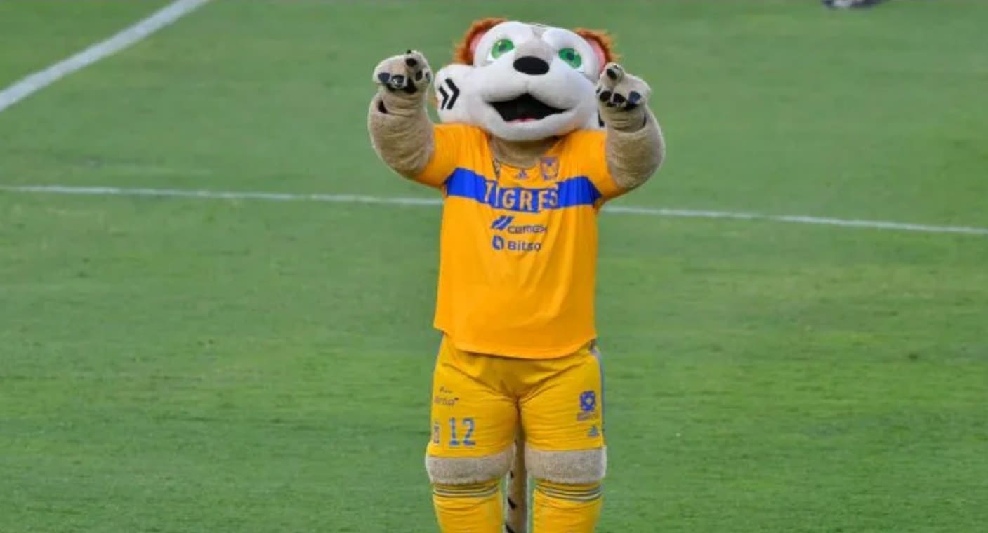 Botarga de Tigres hace seña obscena a afición de Monterrey (VIDEO)
