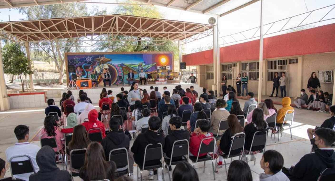 Entregan equipamiento y material didáctico para estudiantes del Cecytes Norte en Hermosillo