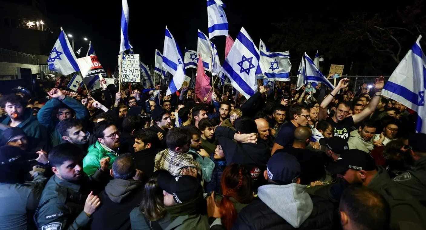 Estallan protestas en Israel tras el despido de ministro de Defensa