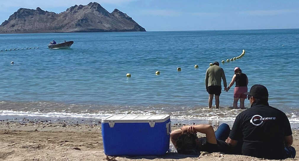 Visitan turistas a playa de Bahía de Kino en fin de semana largo