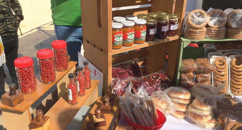 Jamoncillos, obleas, chiltepín, ponteduros y miel, son productos que ofrece Los Mesquites de Don Kiko e hijos