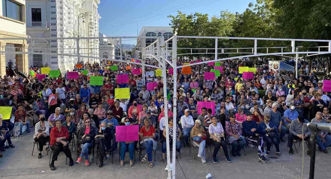 Hermosillenses se manifiestan ante altos cobros de agua y piden aumentar los meses del subsidio de luz y realizar la obra del ramal norte