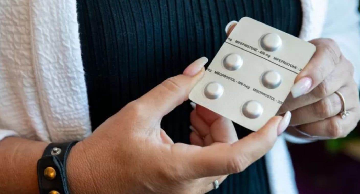 Supremo de EEUU mantiene de momento el acceso a la píldora abortiva mifepristona