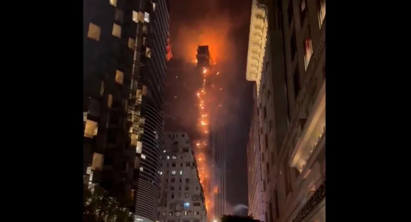 Incendio en rascacielos de Hong Kong deja 2 heridos y varios edificios dañados