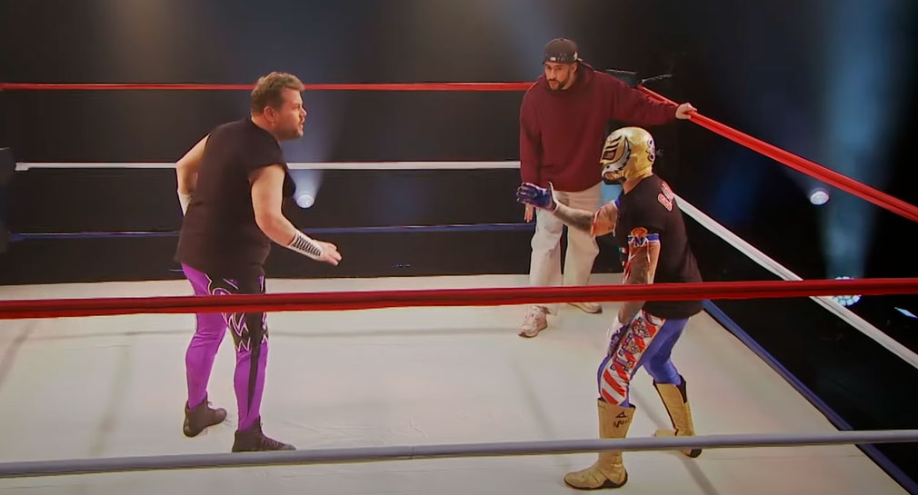 Bad Bunny, Rey Mysterio y James Corden protagonizan cómico momento en el ring (VIDEO)