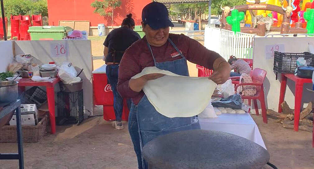 Con harina, agua, manteca y sal quedan las “sobaqueras”; Karina cumplió 28 años elaborando estas tortillas en San Pedro El Saucito