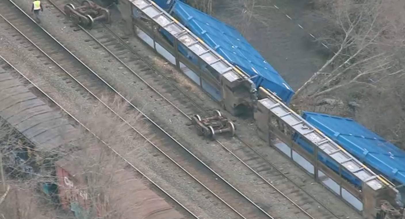 Tren de carga se descarrila en Massachusetts