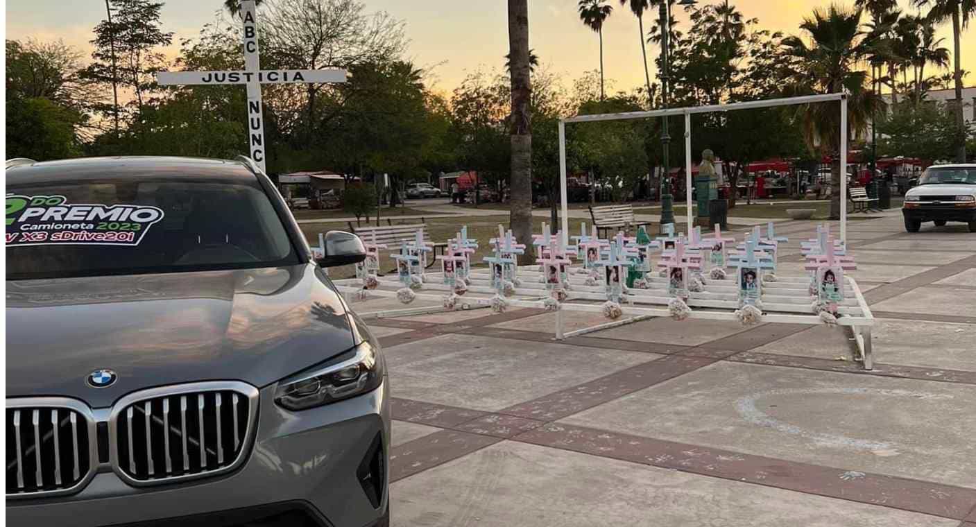 Movimiento 5 de junio pide a Unison remover vehículos exhibidos del sorteo por bloquear vista de las cruces en Plaza de Zubeldía