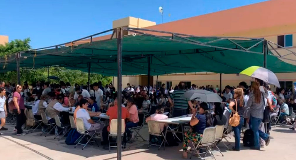 Largas filas y espera de hasta 4 horas reportan por entrega de tarjetas para beca en Cobach Villa Bonita, de Hermosillo