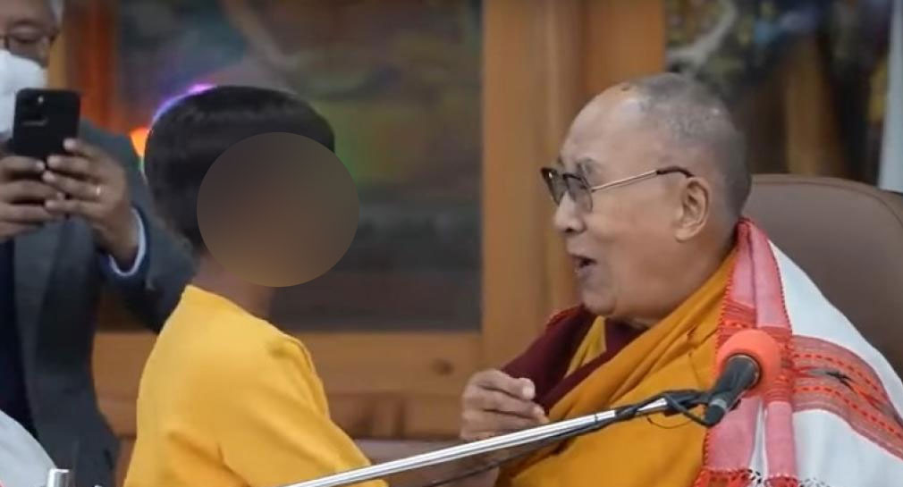 Dalai Lama genera polémica por video en el que besa a un menor durante evento en la India