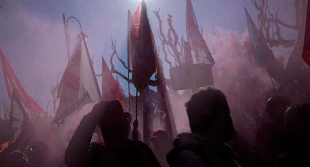 Continúan protestas en Francia por Ley de Pensiones, manifestantes irrumpen en visita de Macron