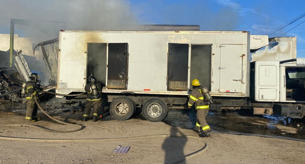 Se incendia tráiler en Central de Abastos al norte de Hermosillo, solo hay daños materiales