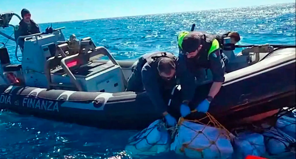 Policía de Italia encuentra 2 toneladas de cocaína flotando en el mar