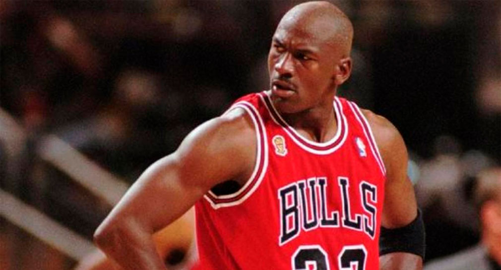 Tras subasta, tenis de Michael Jordan son los más caros de la historia