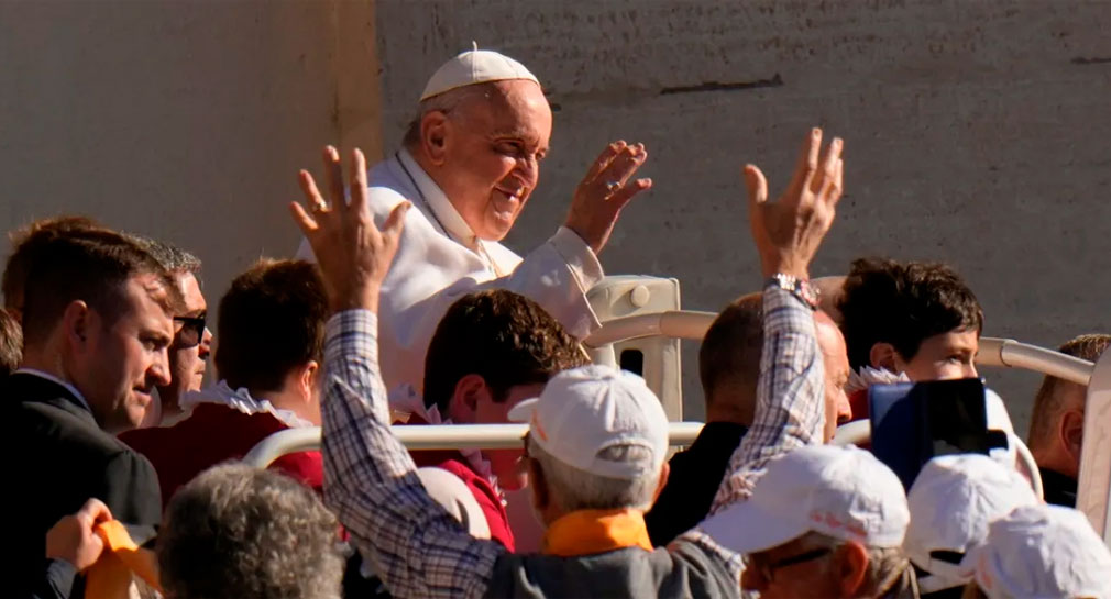 Papa Francisco reanuda actividades en Roma tras cirugía