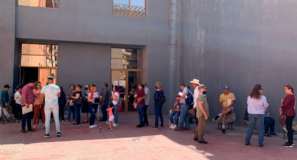 Reportan largas filas en Registro Civil de Hermosillo, ciudadanos se forman desde temprano para alcanzar turno