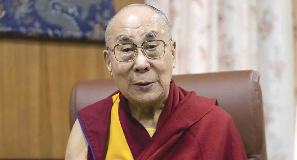 Dalái lama se disculpa tras pedir a un niño que “chupe su lengua”