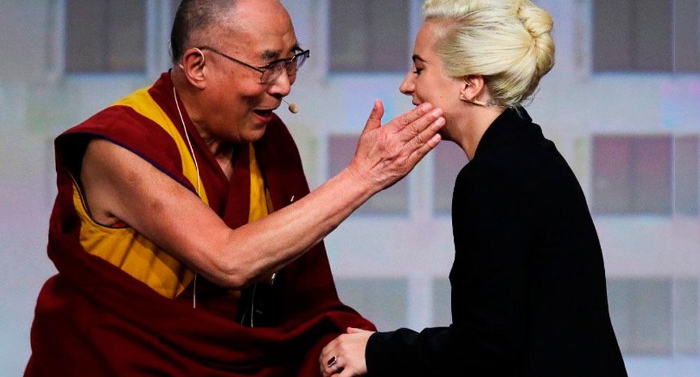 Vuelve a circular video de Dalái Lama tocando las piernas de Lady Gaga