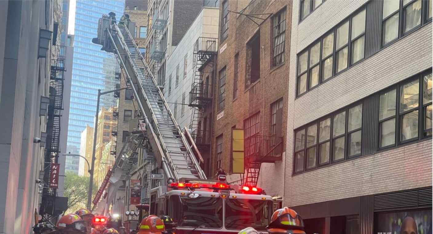 Reportan derrumbe de estacionamiento en Nueva York; hay varios heridos
