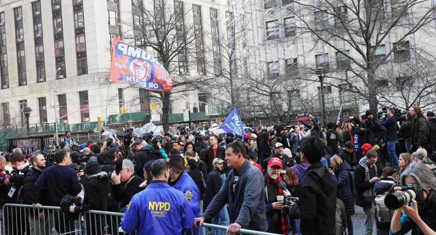 Trump llega a la corte penal de Nueva York para enfrentarse a la lectura de cargos