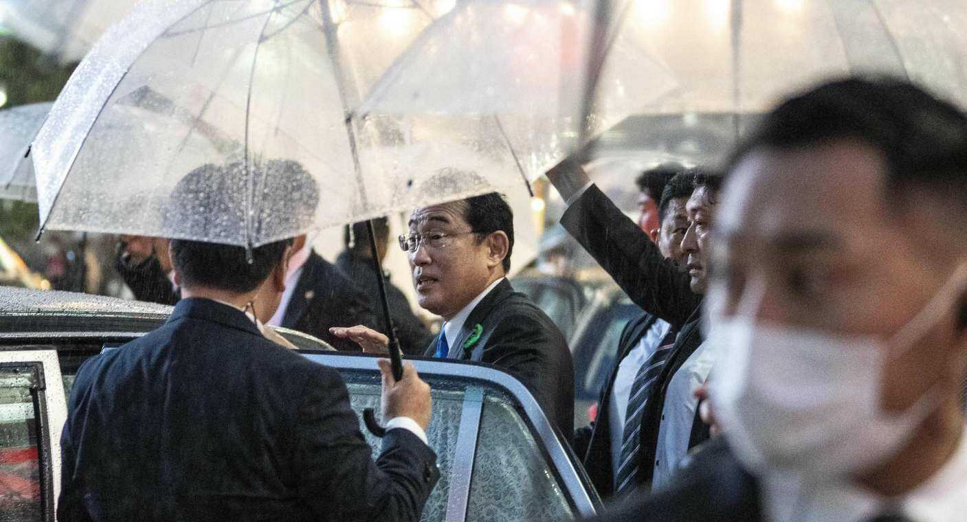 Primer ministro de Japón resulta ileso tras ataque con explosivos durante mitin