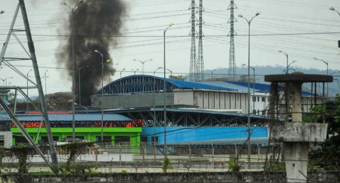 Mueren 12 reos tras pelea de pandillas en cárcel de Ecuador