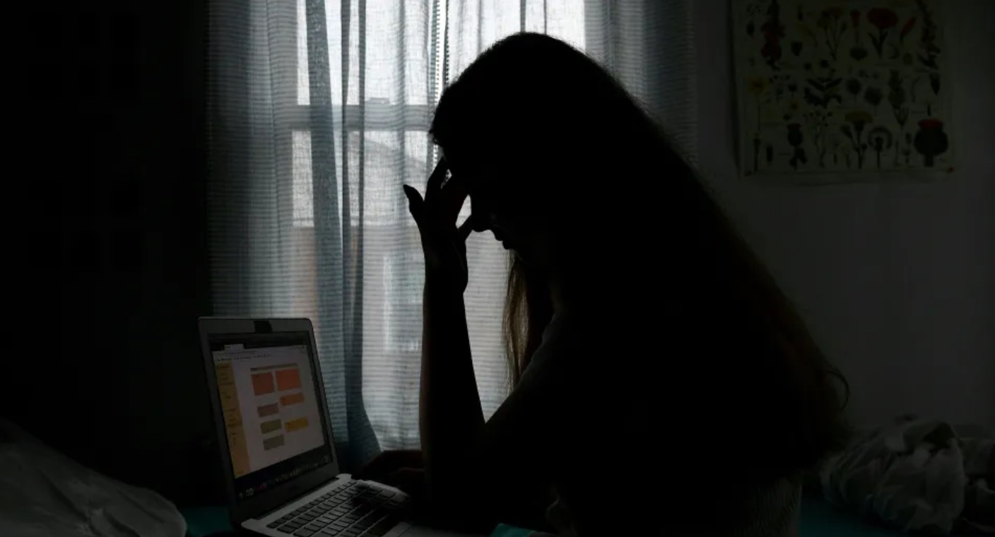 Suben tasas de suicidio adolescente en EEUU tras lanzamiento de redes sociales