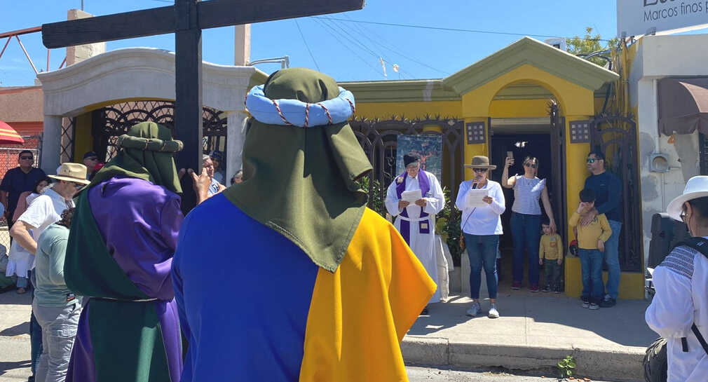 Acuden ciudadanos a vivir la realización de viacrucis en parroquias de Hermosillo