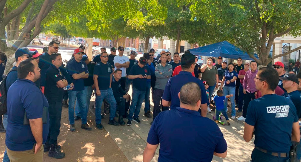 Pide Sindicato de Bomberos en Hermosillo pago de bonos atrasados, equipo y nuevas unidades frente al Ayuntamiento