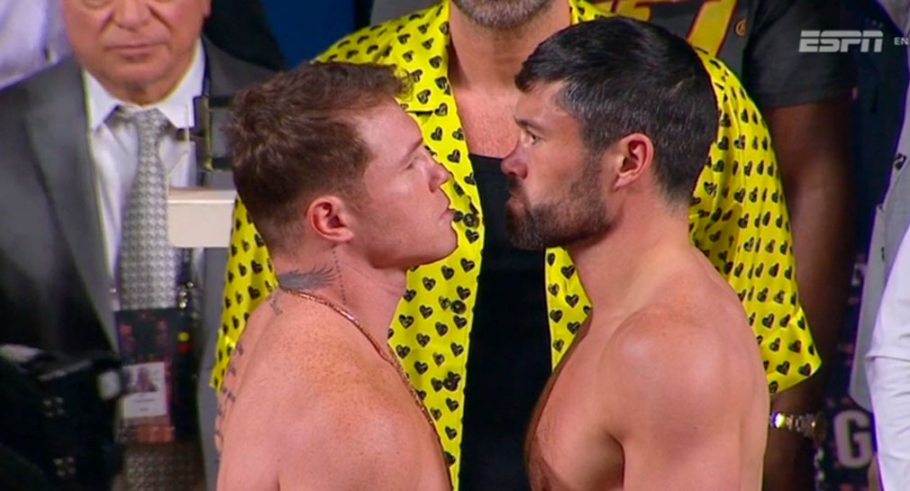 Canelo y Ryder superan la báscula previo a su pelea por títulos super medianos en Guadalajara