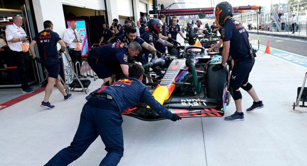 Error de Red Bull casi provoca choque de Checo Pérez en práctica 3 del GP de Miami