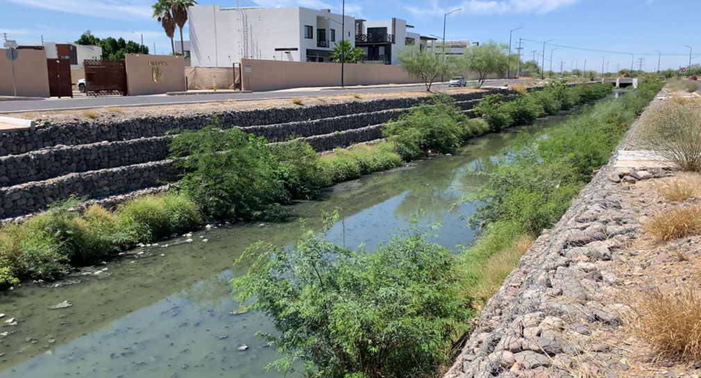 Denuncian aguas negras en canal ubicado frente a Hospital de Especialidades en Hermosillo, revisa Aguah infraestructura para detectar origen de escurrimientos en Vado del Río