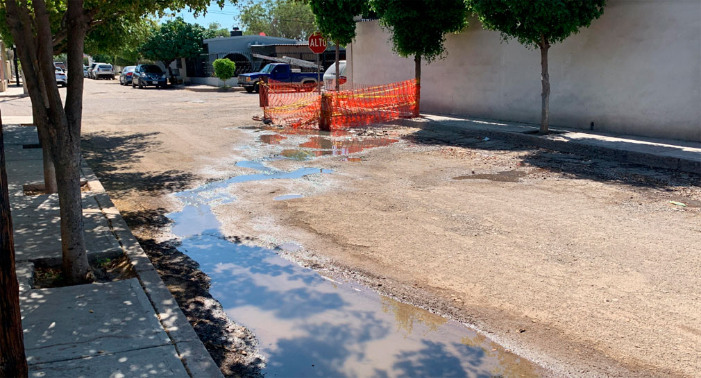 Denuncian vecinos de la colonia Olivares en Hermosillo falta de atención y malos olores por fuga reportada desde hace 3 meses